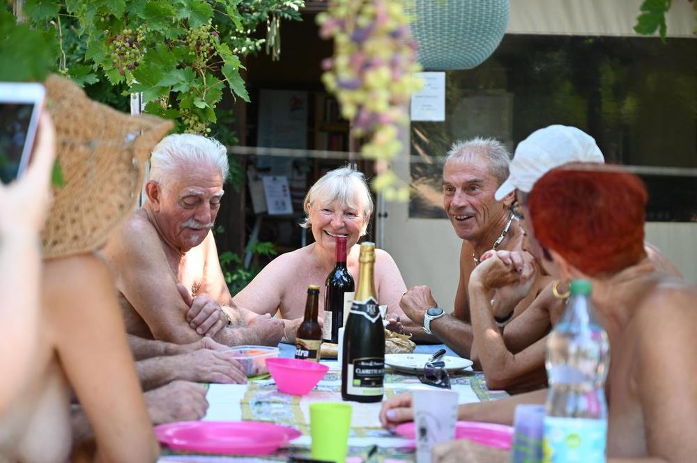 « C’est une expérience à tenter à n’importe quel âge » : le Club du soleil cultive l’art du naturism