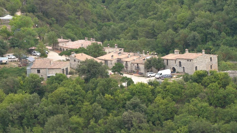 Un día en El Fonoll, el único pueblo naturista y nudista de Catalunya