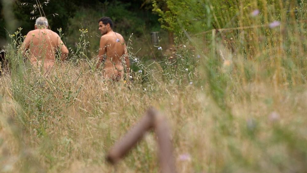 Un día en El Fonoll, el único pueblo naturista y nudista de Catalunya