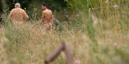 Un día en El Fonoll, el único pueblo naturista y nudista de Catalunya