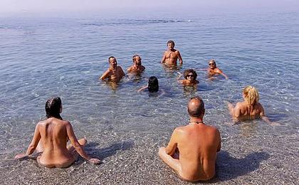 La playa nudista de Cantarriján consigue balizamiento para limitar la entrada a motos y barcos | Ide